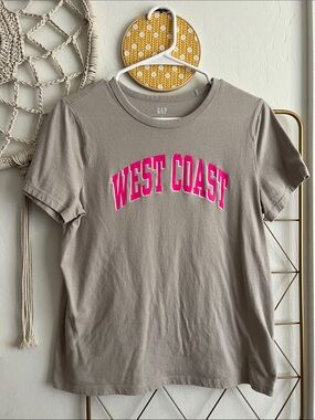 GAP Women’s M West Coast Graphic Tee in Taupe with Pink Print